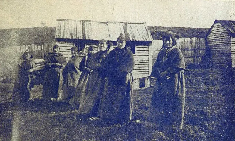 Mujeres fueguinas en Isla Dawson