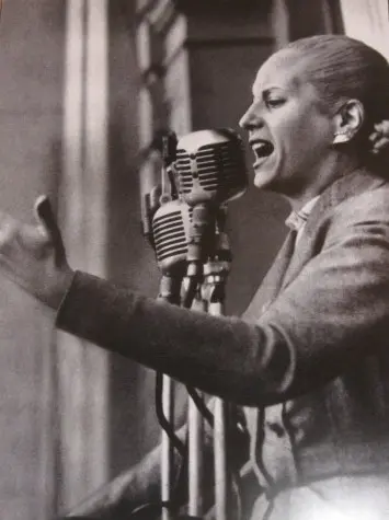 Evita dando un discurso el 1 de mayo