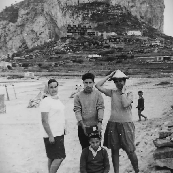 Turistas sobre la arena