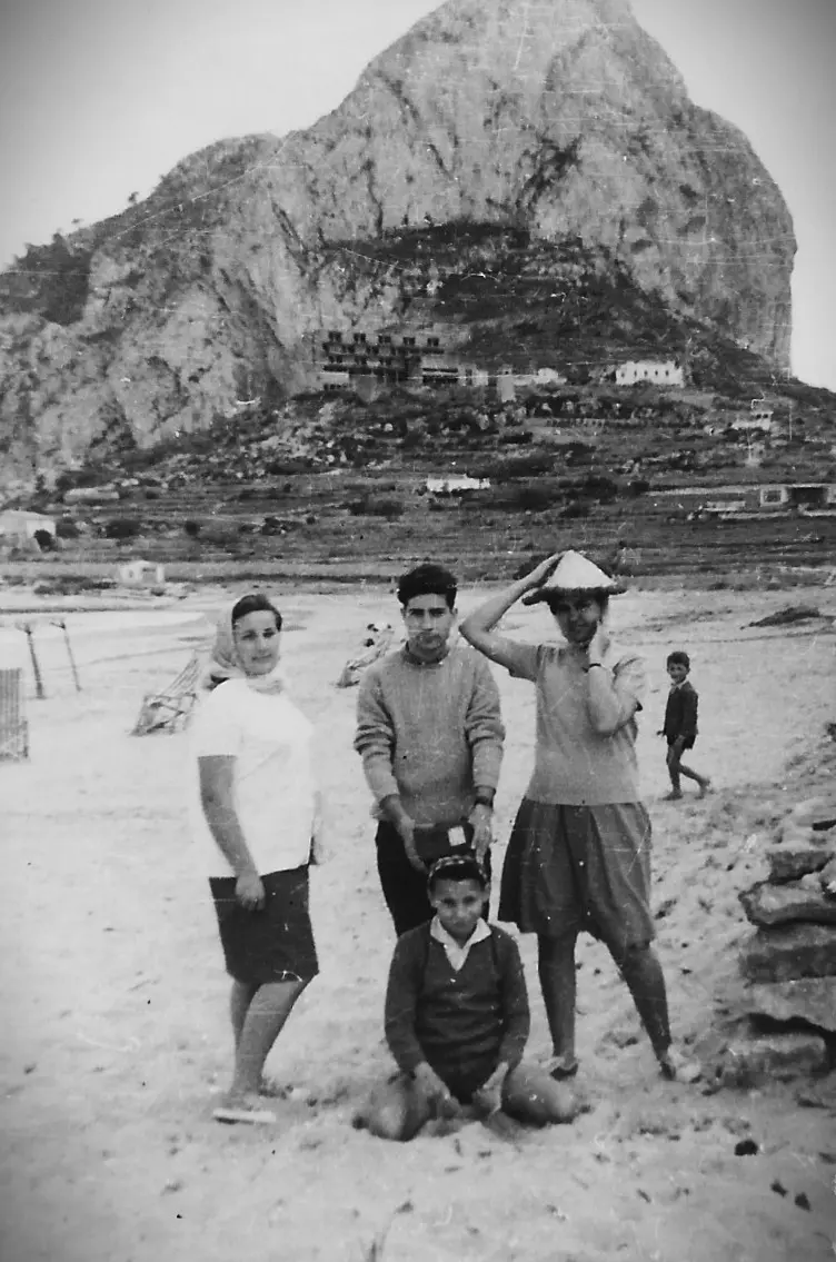 Turistas sobre la arena