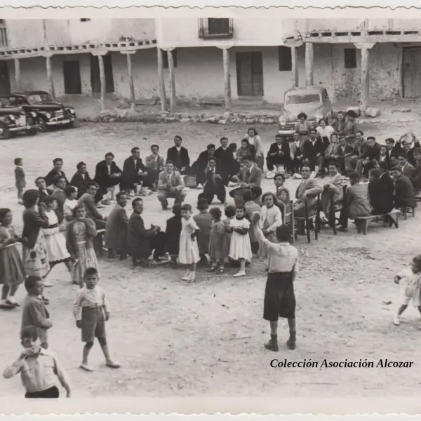 Alcozareños en la plaza del pueblo