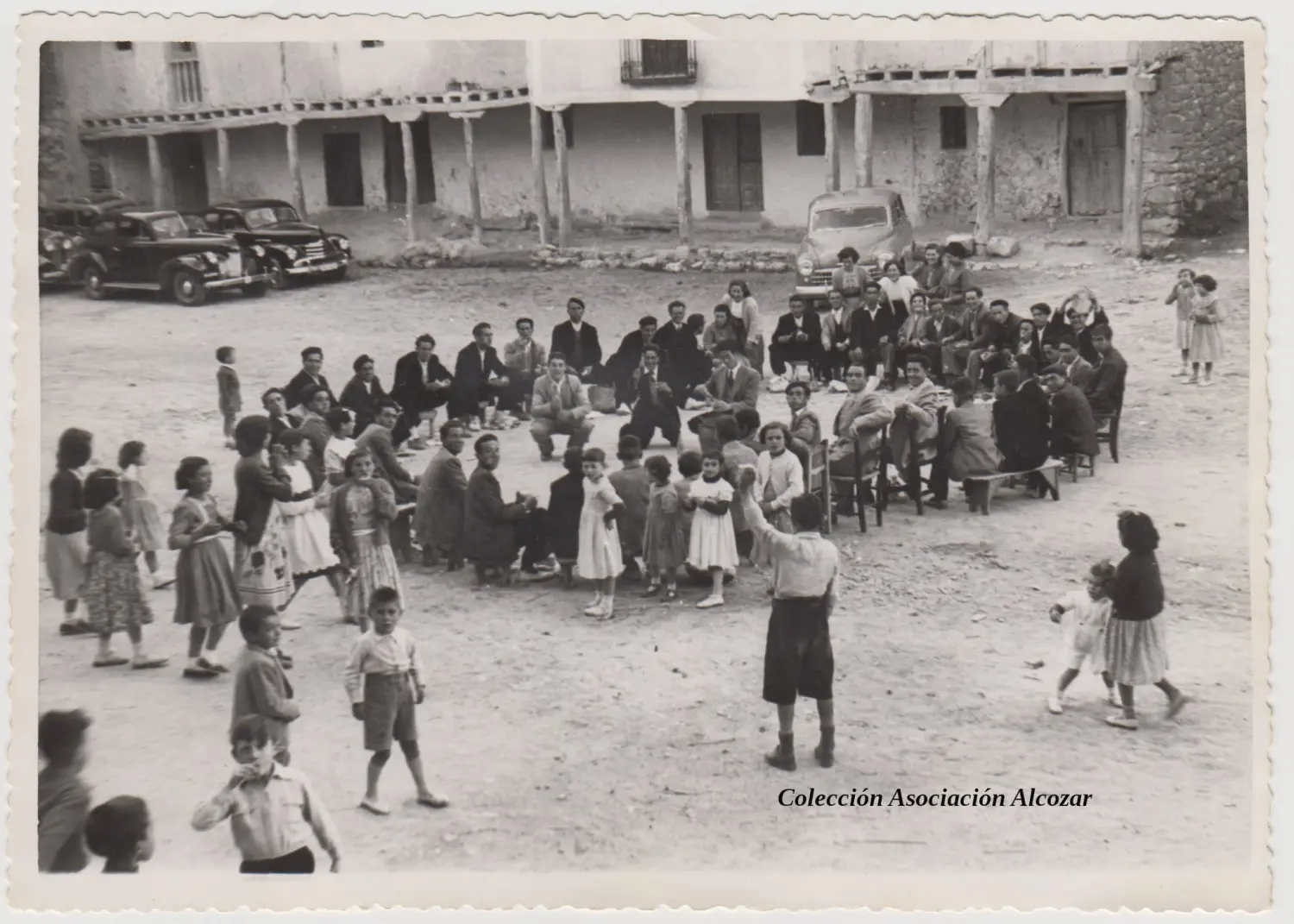 Alcozareños en la plaza del pueblo