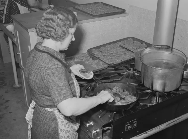 Preparing hamburgers 