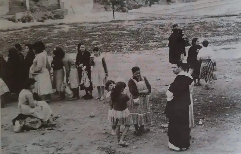 Vecinos de La Chanca haciendo cola para recibir alimentos