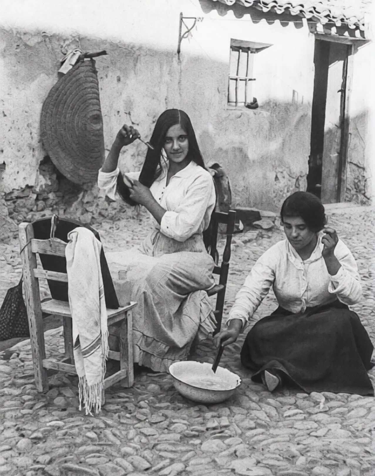 Dos mujeres peinándose