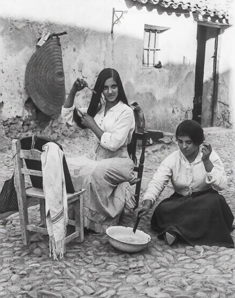 Dos mujeres peinándose