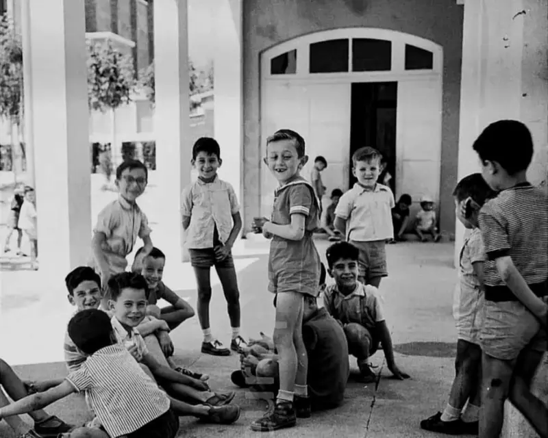 Niños jugando en los soportales de la Plaza San Cristóbal