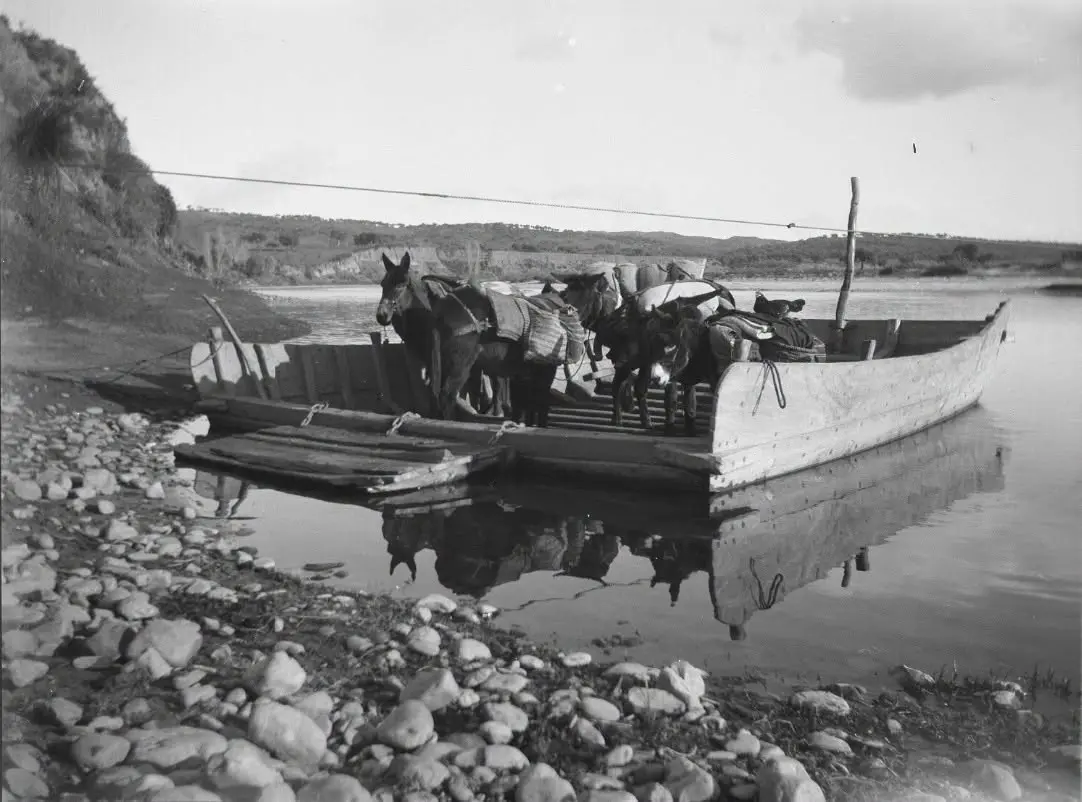 Barcaza en el río Alagón
