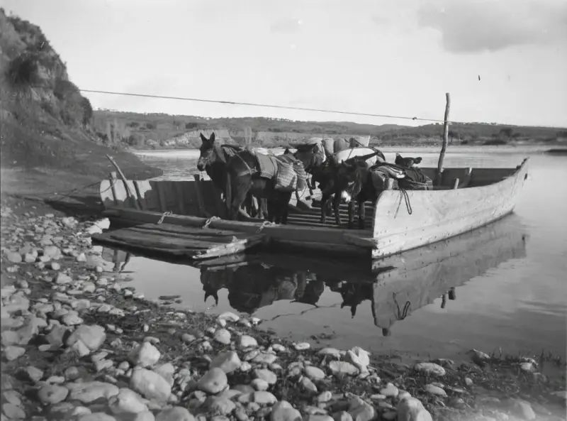 Barcaza en el río Alagón