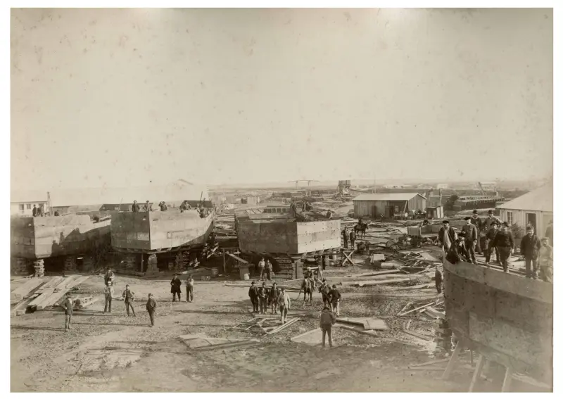Astillero en las obras del gran puerto La Plata