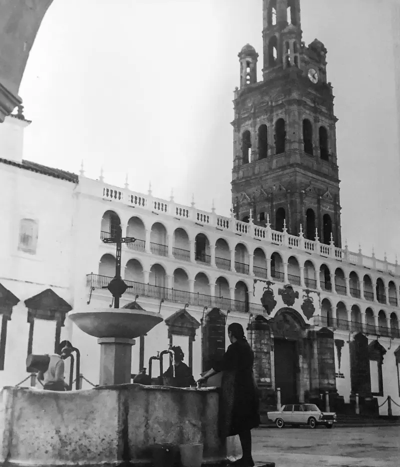 Mujeres en la fuente de la plaza 