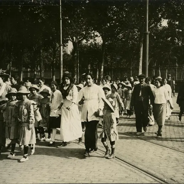 Niños volviendo de colonias escolares. 