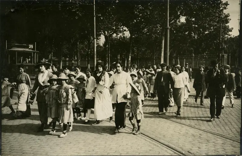 Niños volviendo de colonias escolares. 