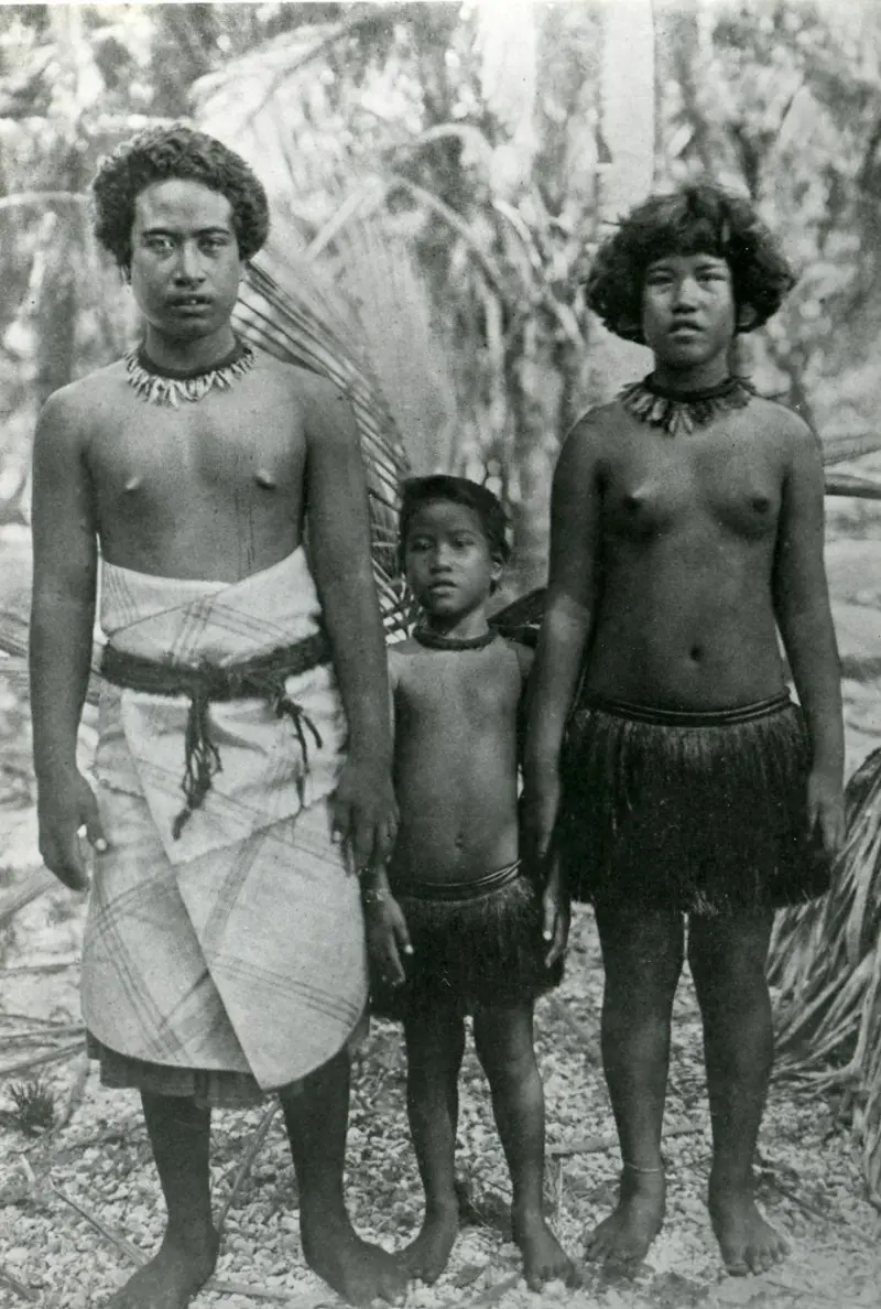 Paramount Chief of Abemama and his sisters