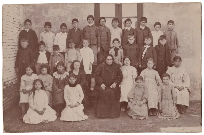 Retrato de la maestra Victoria Sagasti y sus alumnos