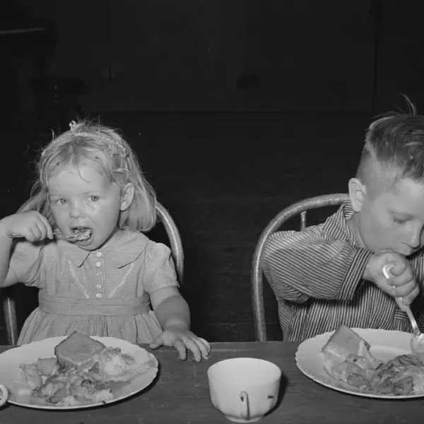 Children eat their lunch 