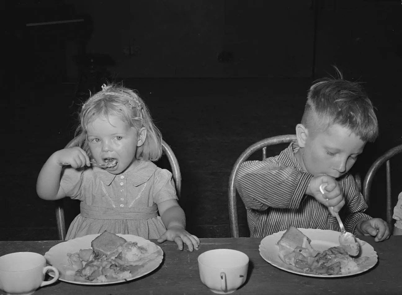 Children eat their lunch 