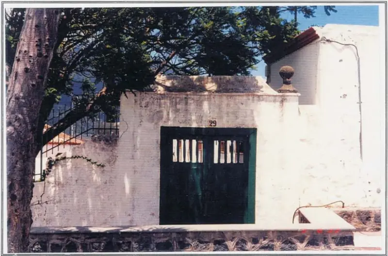 Portón vivienda Aciego de Mendoza.