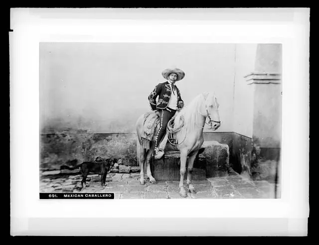 Caballero mexicano a caballo