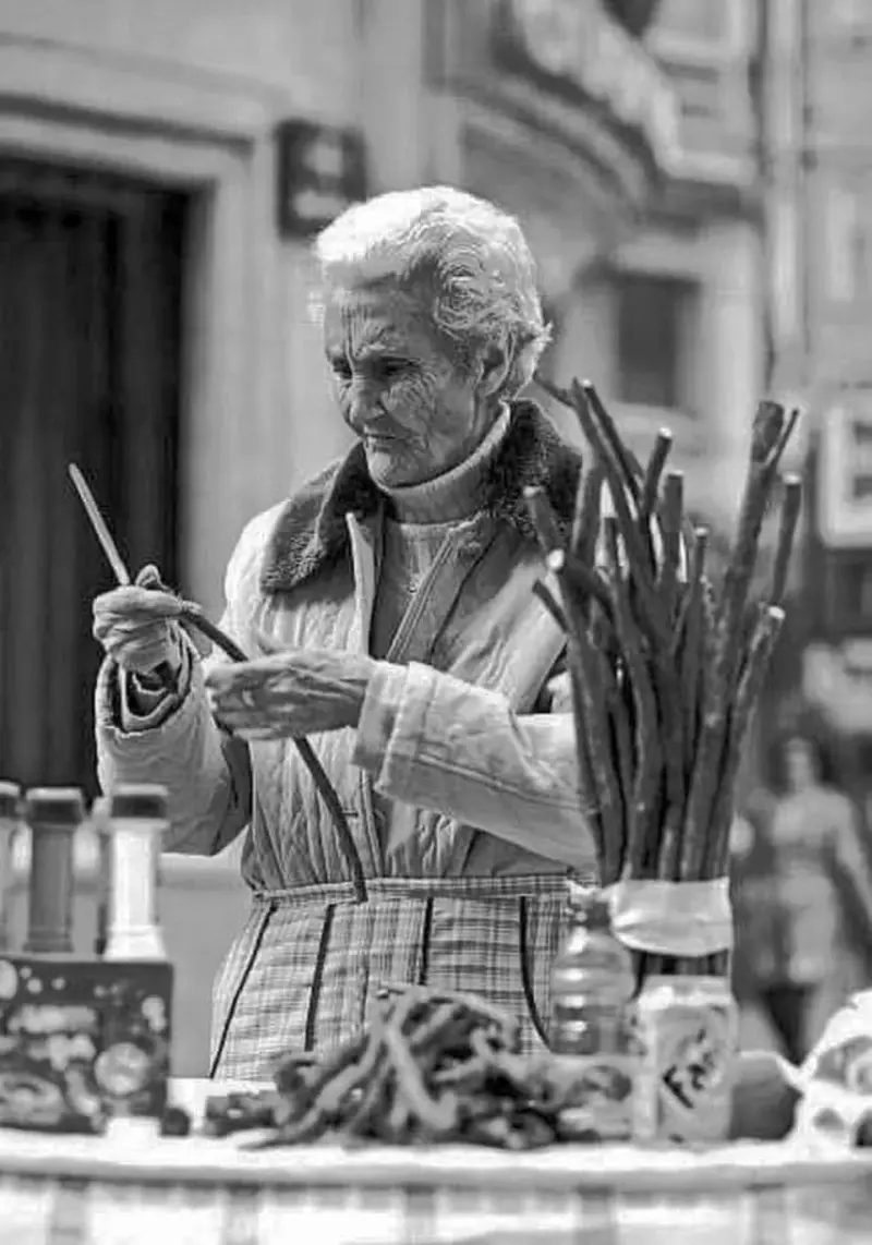 "Pepa la del agua" vendiendo regaliz