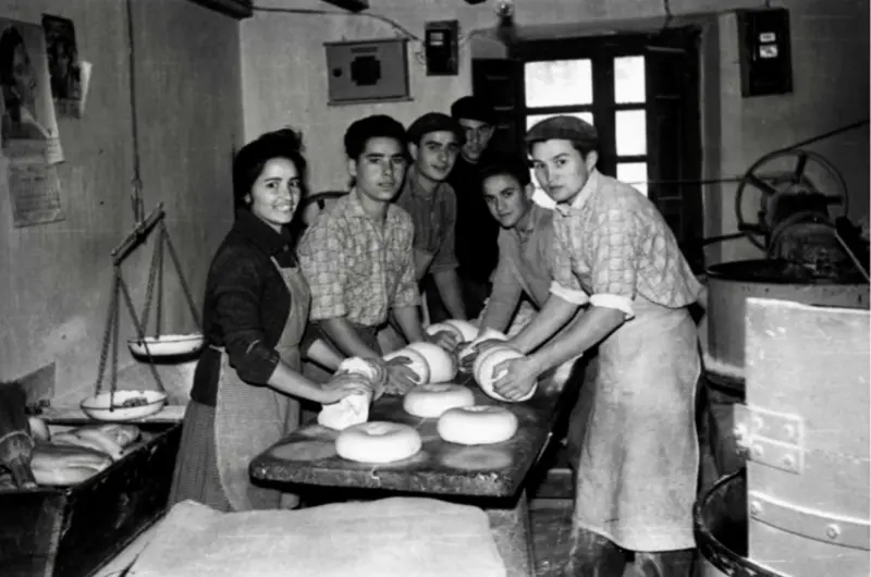 En una panadería de la localidad.