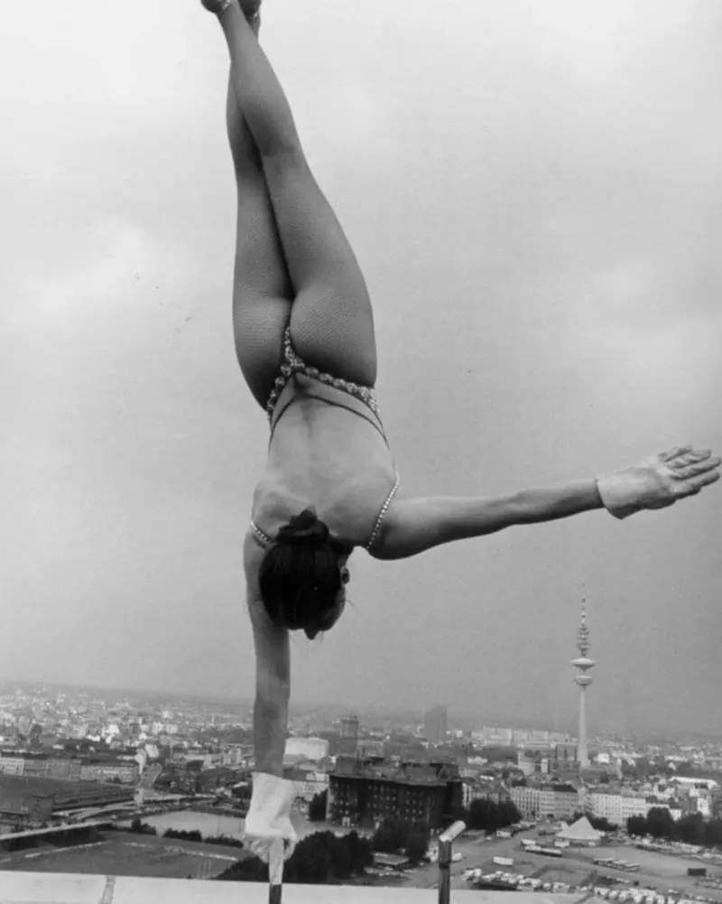 Sylvia Teron realiza un actuacion en el terrado de un rascacielos .