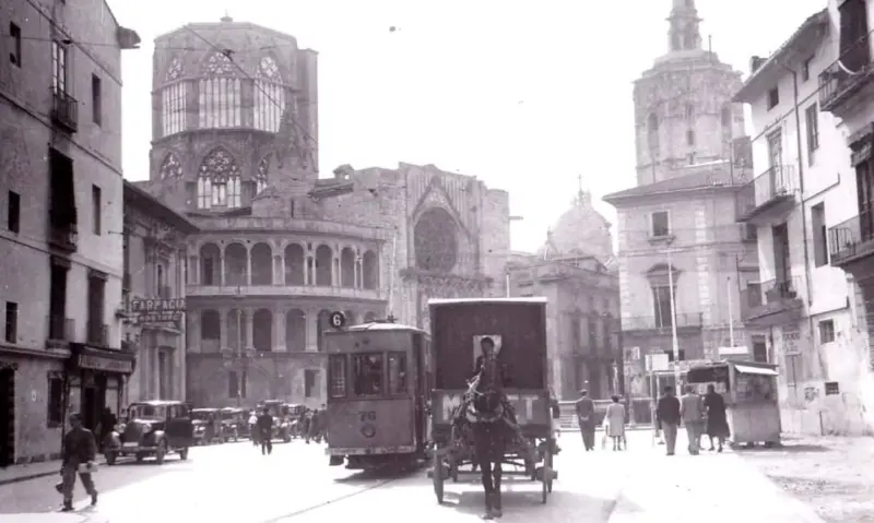 plaza de la Virgen con carruaje y tranvia 