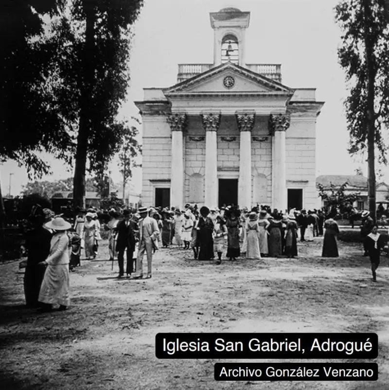 Salida de misa en la Iglesia San Gabriel