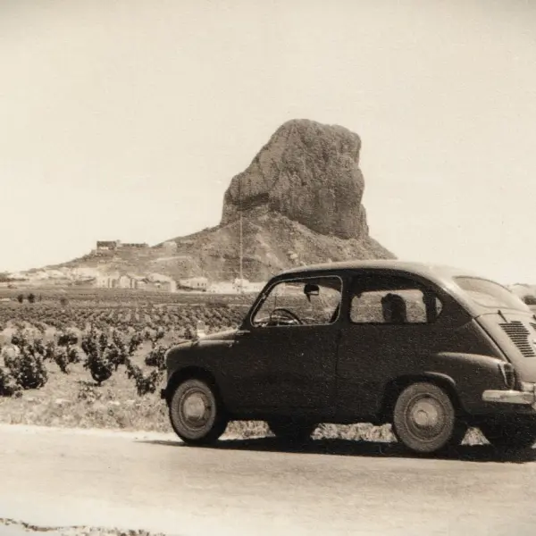 Seat 600, de fondo el Peñón de Ifach.