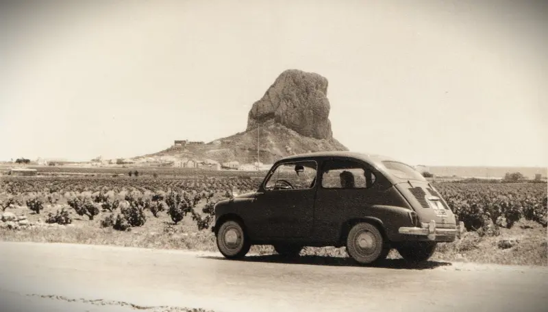 Seat 600, de fondo el Peñón de Ifach.