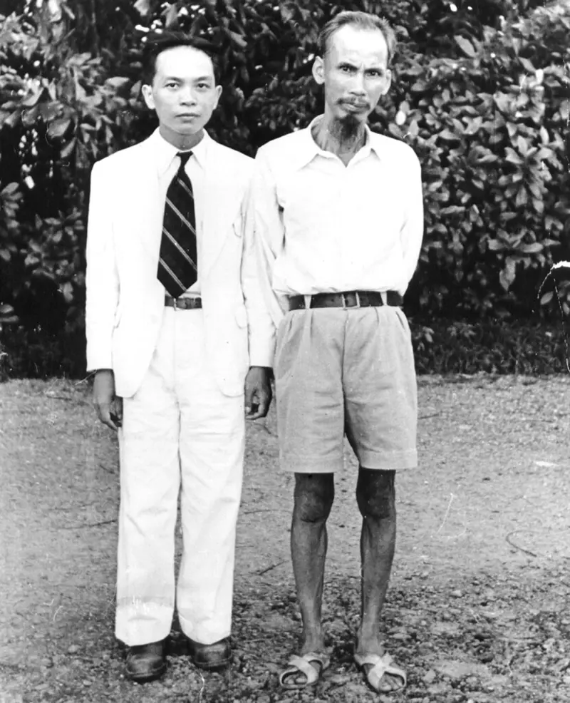 Võ Nguyên Giáp (left) with Hồ Chí Minh