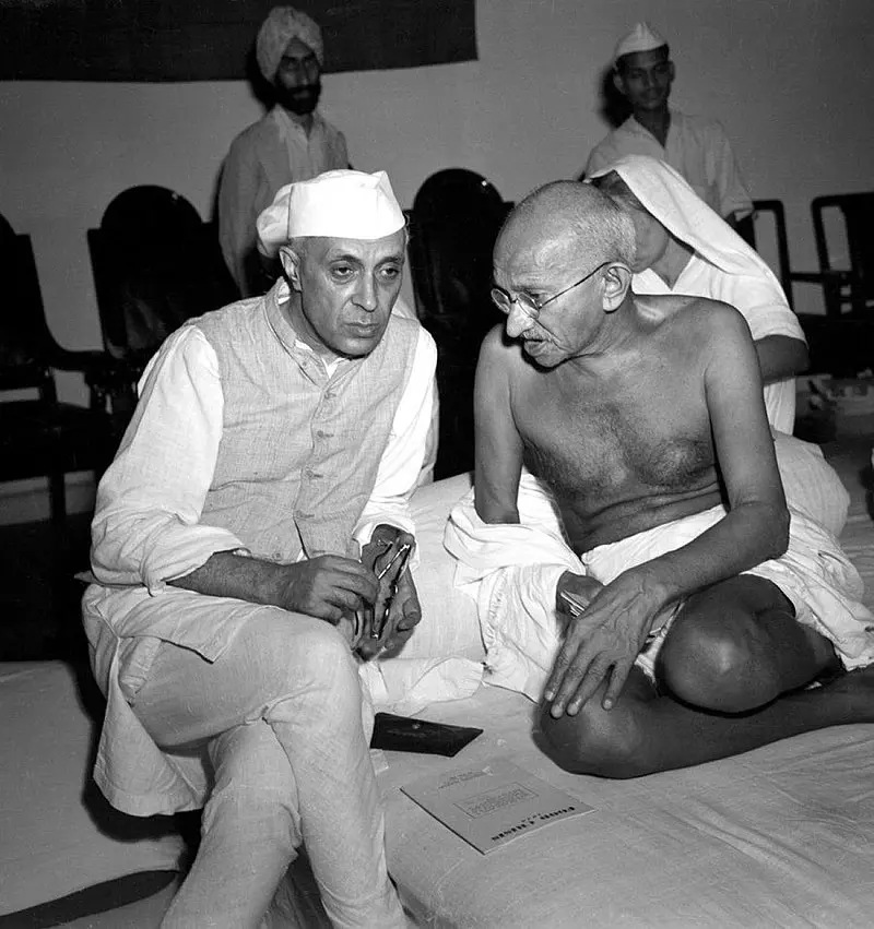 Gandhi talking with Jawaharlal Nehru