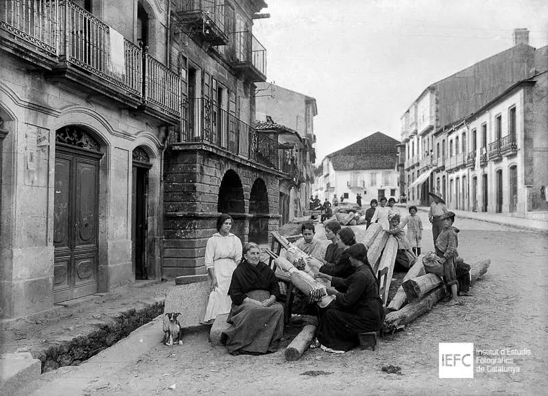 Mujeres haciendo encaje