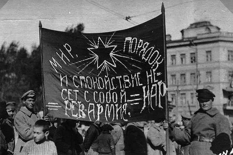 The People's Revolutionary Army of the Far Eastern Republic enters Vladivostok, Soviet Russia