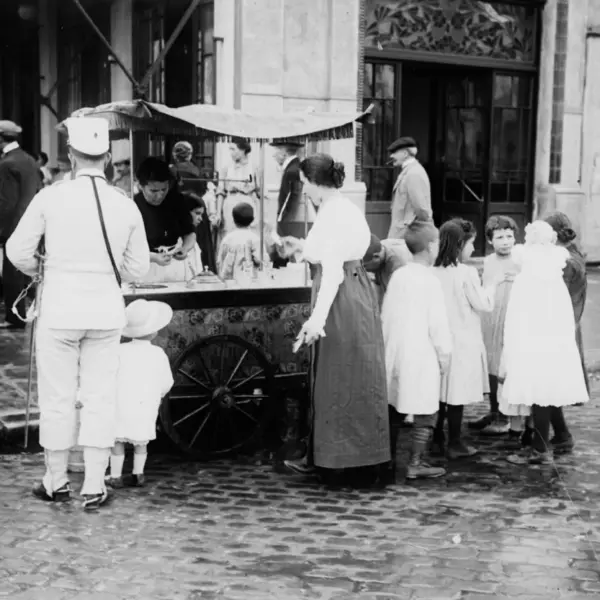Niños y adultos junto al carrito de helados.