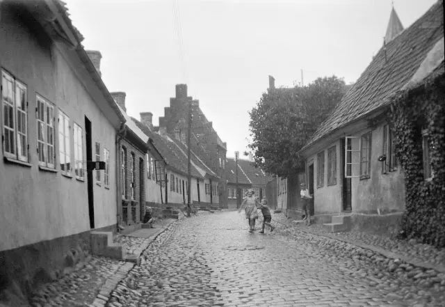 Children in Præstegade street
