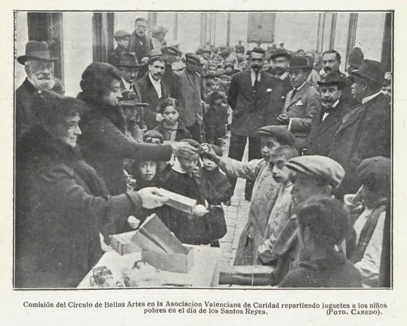Reparto de juguetes a los niños de la beneficiencia .