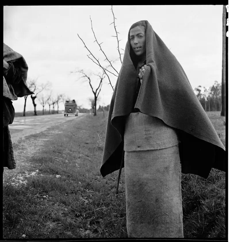 MUJER JUNTO A UNA CARRETERA 