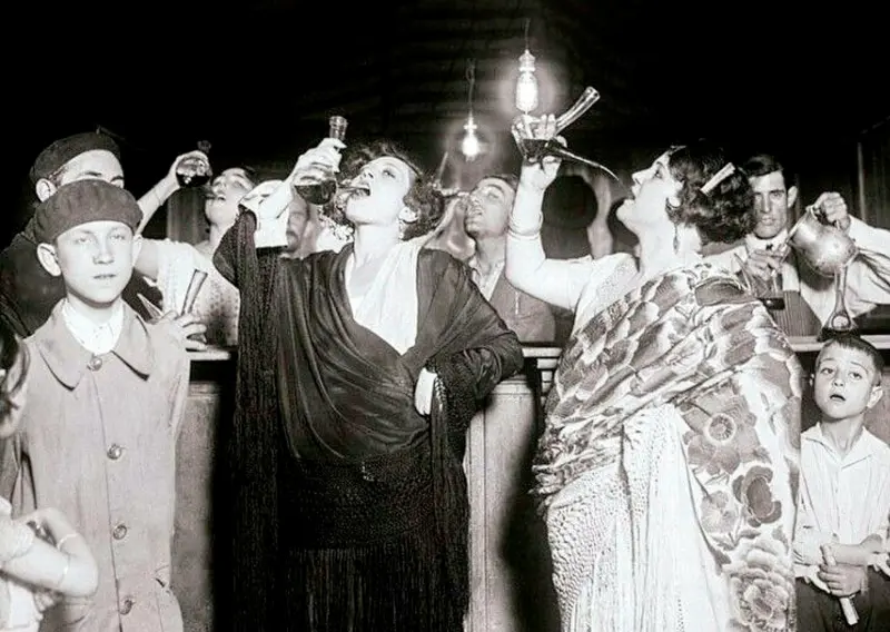 Chulapas bebiendo a chorro