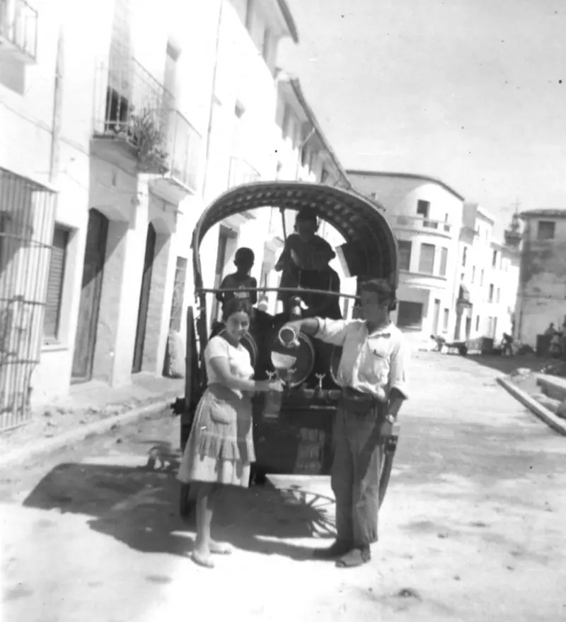 Vinater con carro en la calle Sant Vicente .