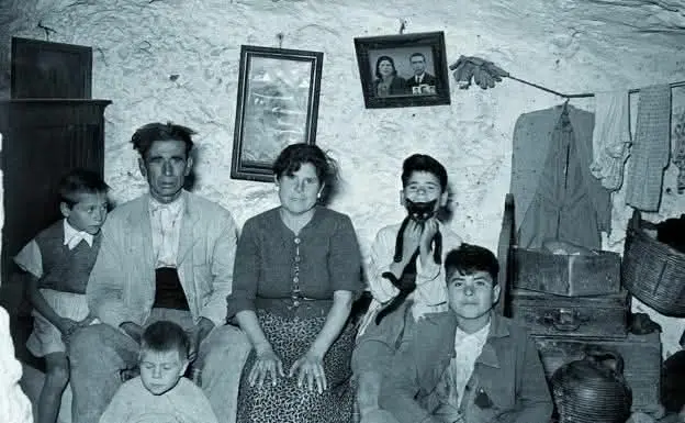 Interior de una vivienda-cueva en Arroyo Aceitero.