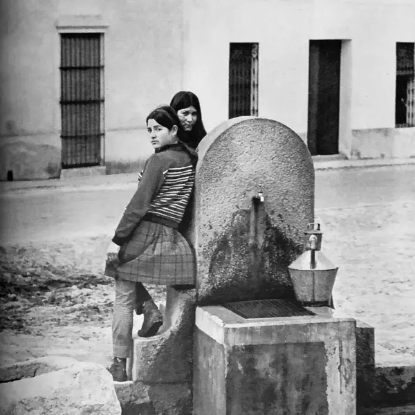 Muchachas en la fuente.