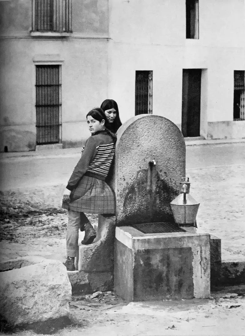 Muchachas en la fuente.