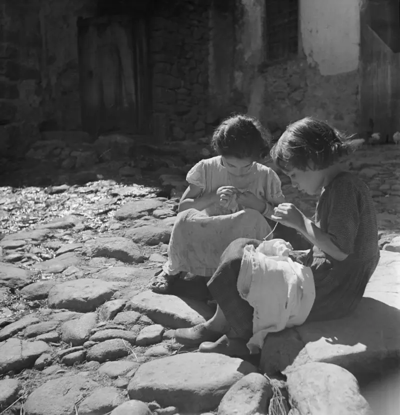  Niñas cosiendo
