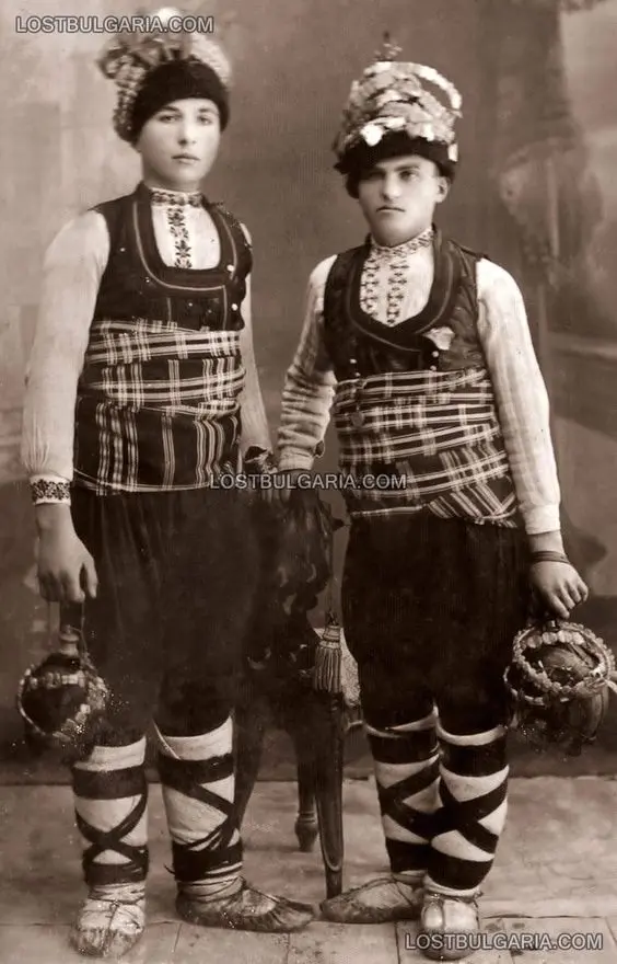 Jóvenes con traje típico de Dobrodzha