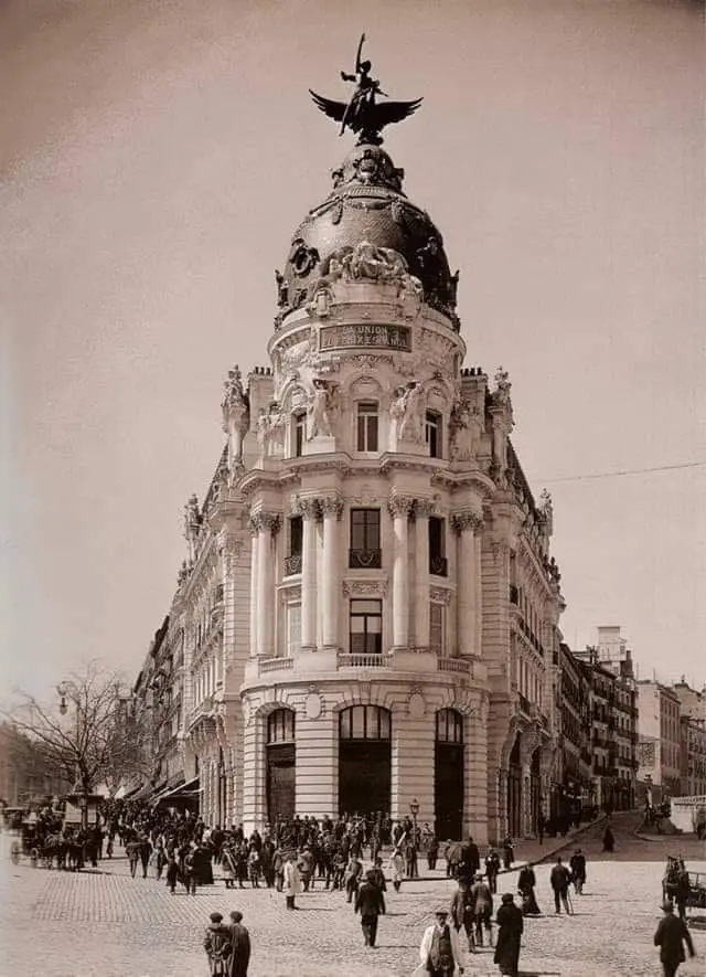Edificio de La Unión y El Fénix poco tiempo después de su inauguración