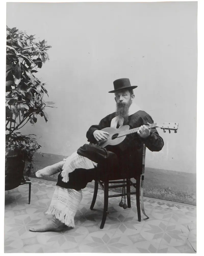 Físico alemán Emil Bose vestido de gaucho