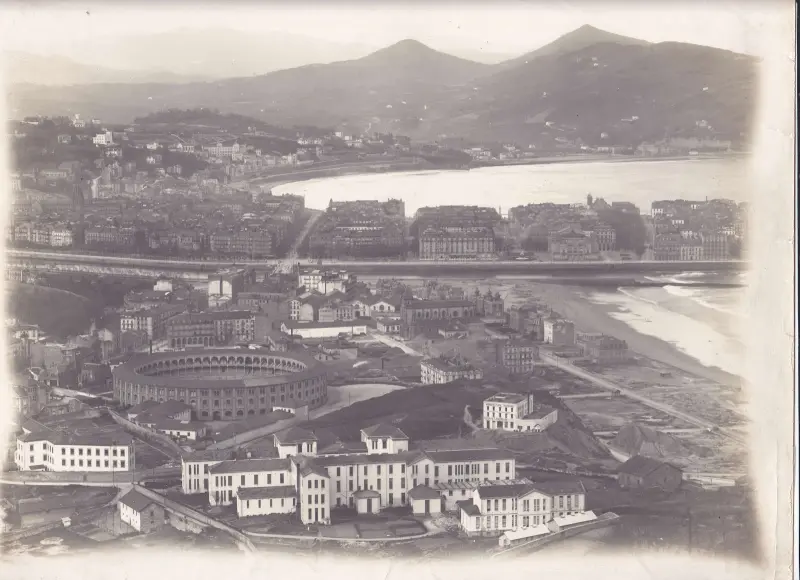 Vista General con la Plaza de Toros del Chofre