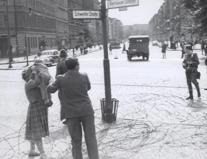Die Berliner Mauer beginnt