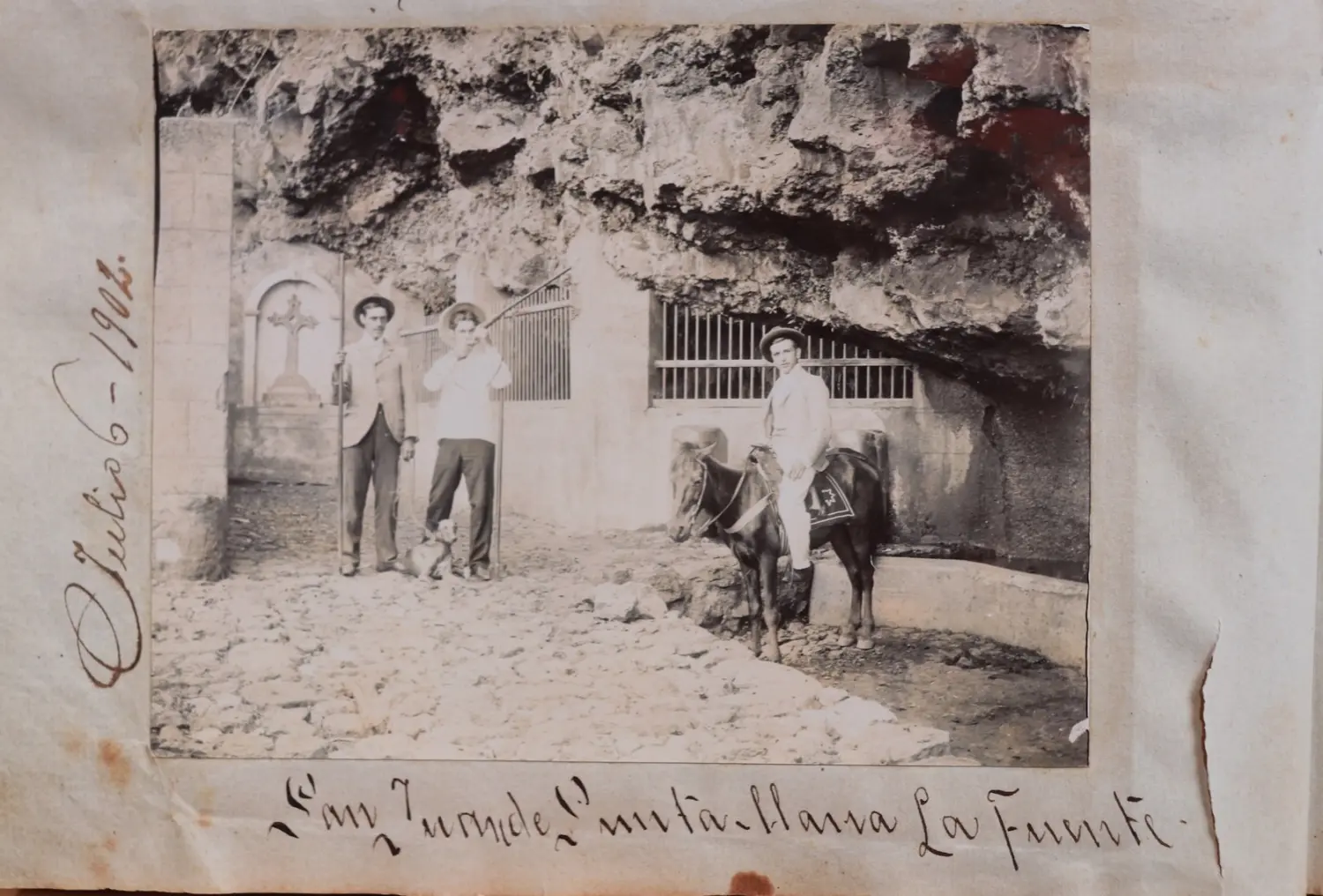 Grupo de personas en la fuente de San Juan